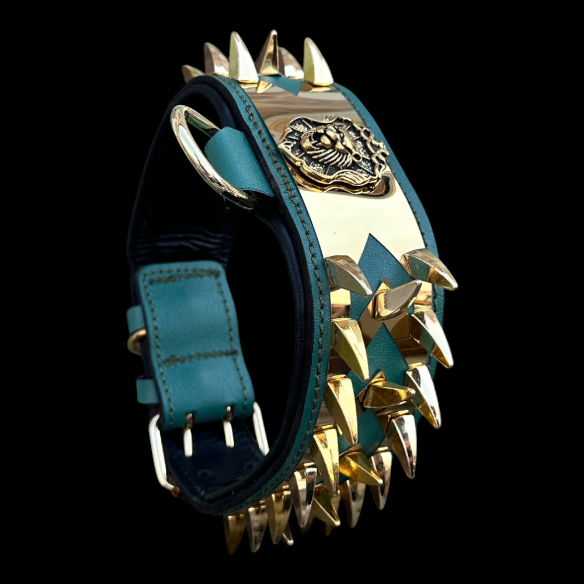 6 cm (2.36 inch) gold lion logo spiked dog collar