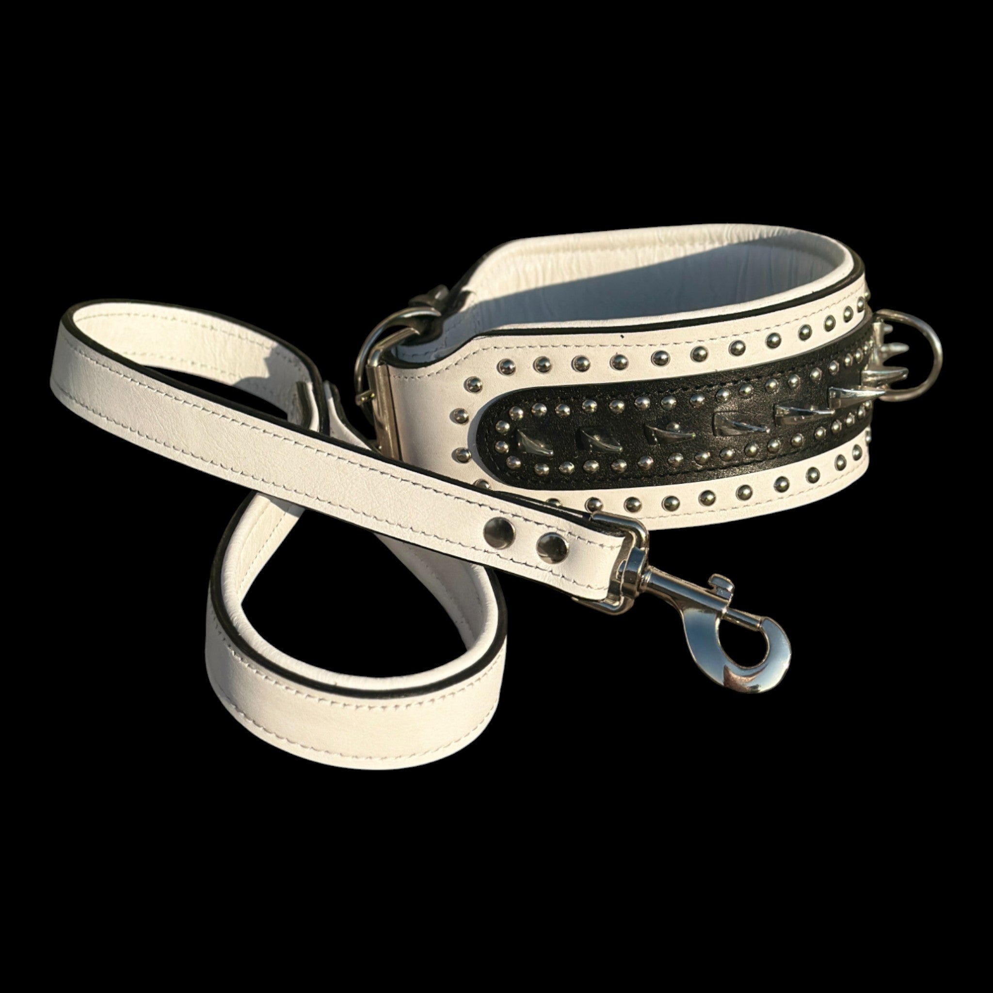 Spiked 8 cm wide dog collar with stainless steel D-ringv