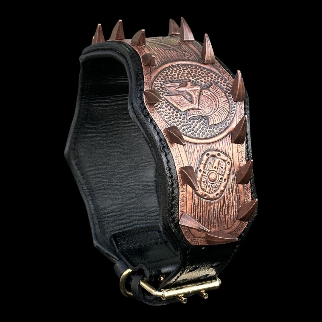 A&C Dog Collars el yapımı, gladyatör temalı bakır işlemeli ve çivili siyah manda derisi köpek tasması.
