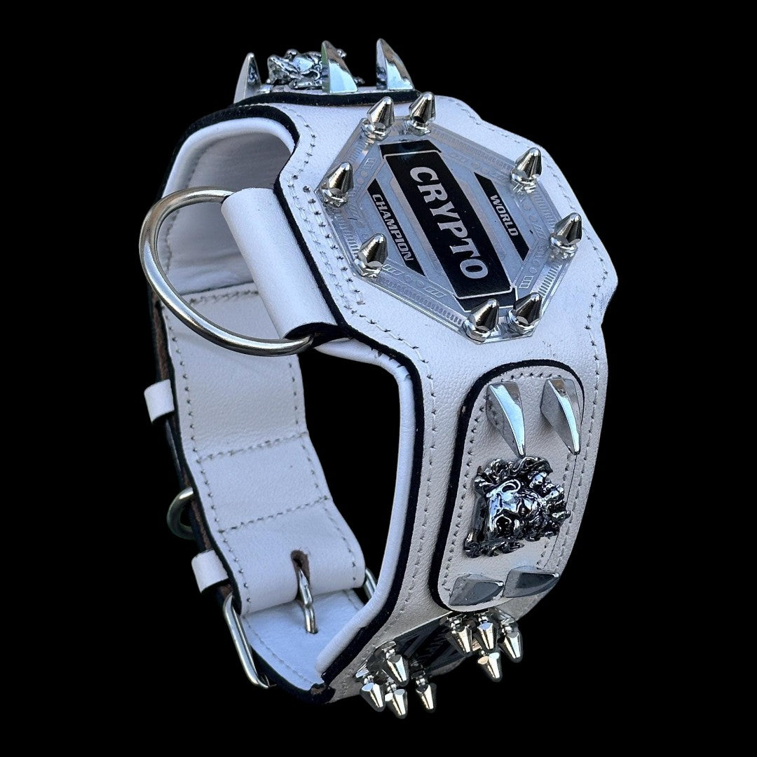 A&C Dog Collars el yapımı beyaz manda derisi köpek göğüs tasması, metal çivili ve özel isim plakalı lüks tasarım.