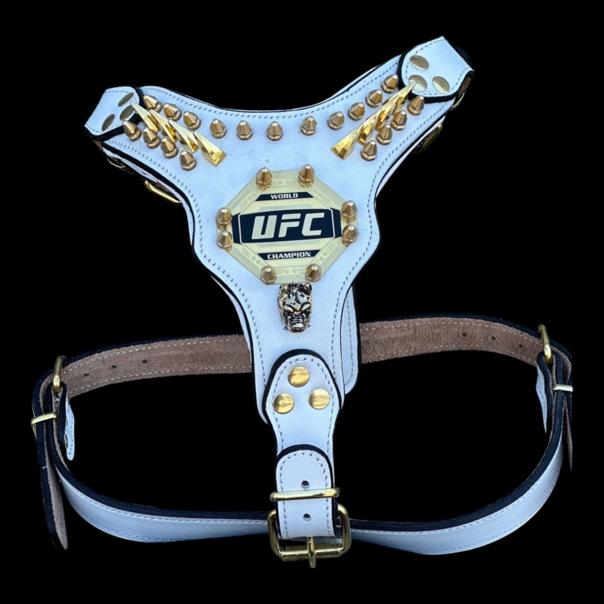 A&C Dog Collars beyaz deri UFC temalı, altın detaylı ve çivili özel tasarım köpek göğüs tasması seti