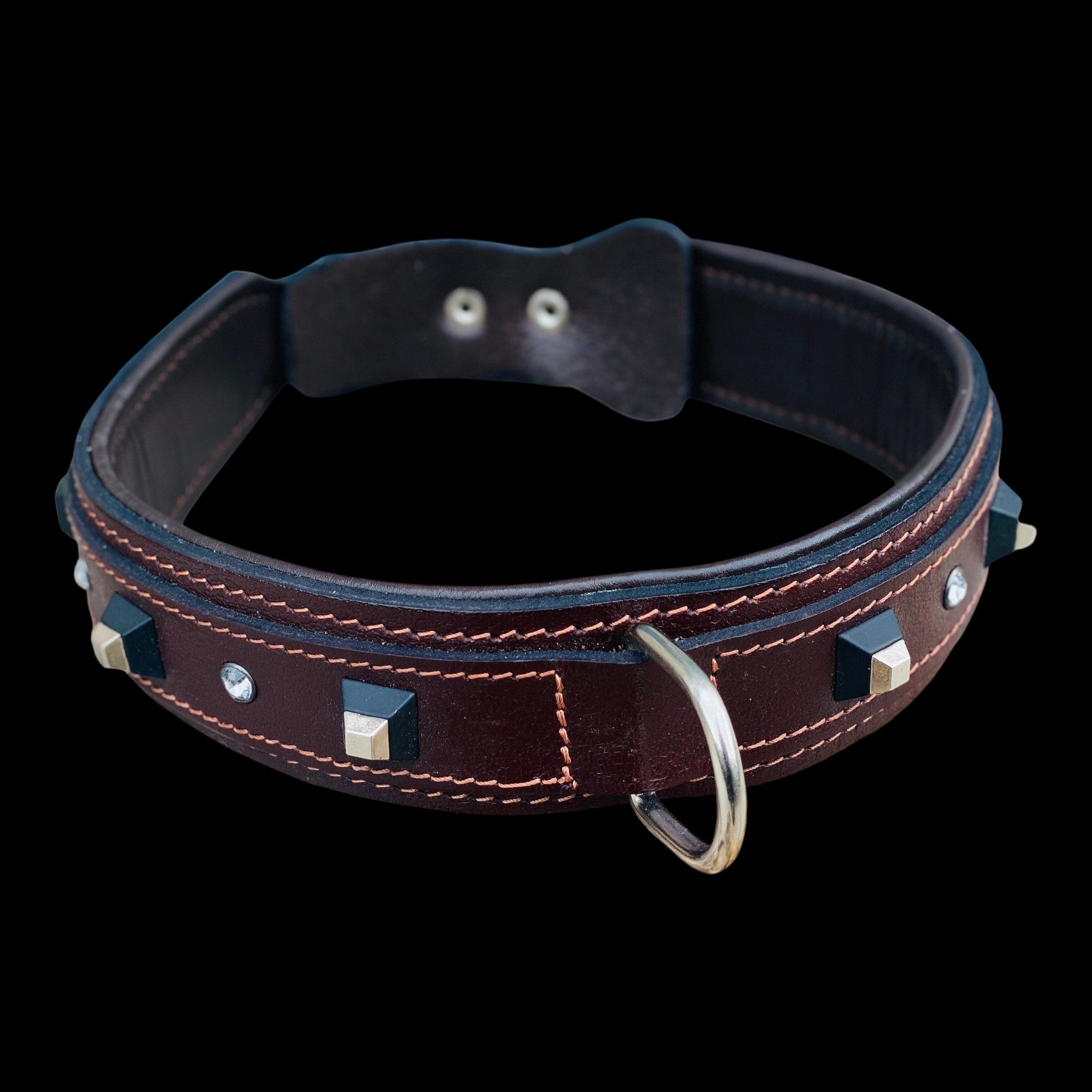 A&C Dog Collars koyu kahverengi manda derisi köpek tasması, siyah küp çiviler ve kristal taş detaylı, dolgulu iç astar.