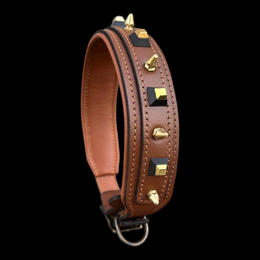 A&C Dog Collars el yapımı kahverengi deri köpek tasması, altın sivri uçlu ve siyah geometrik çivili detaylı.