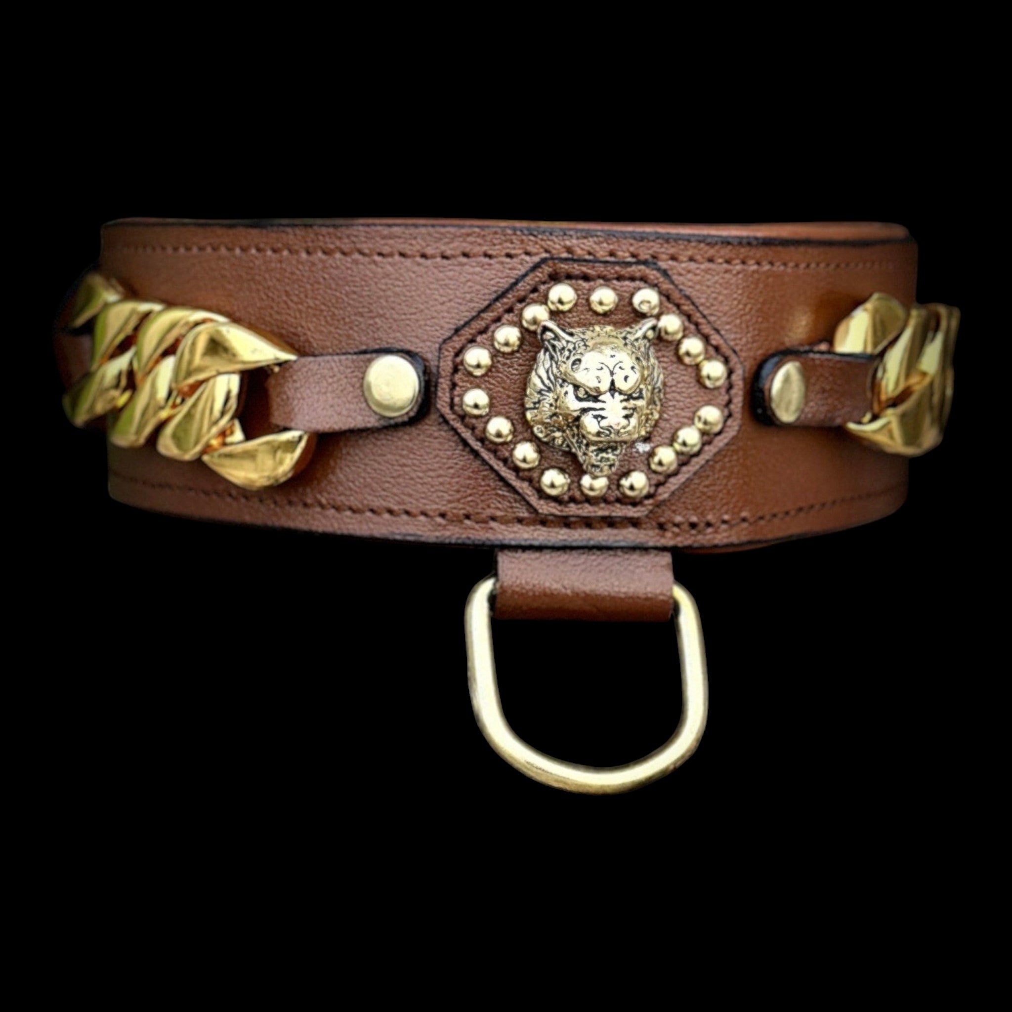 A&C Dog Collars el yapımı kahverengi deri köpek tasması, altın rengi zincir detaylı ve aslan figürlü metal plakalı