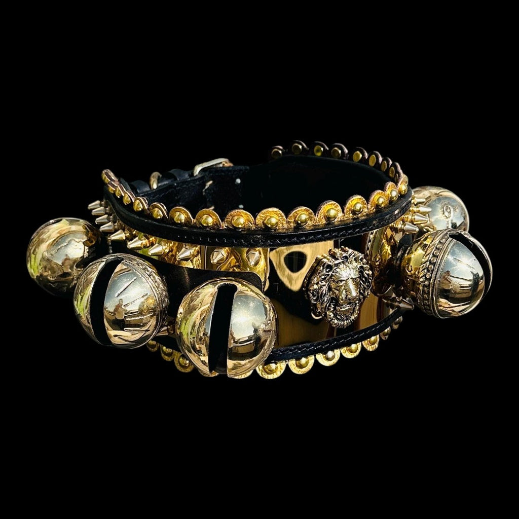 A&C Dog Collars el yapımı manda derisi Kangal köpek tasması, pirinç çanlar ve aslan başı figürlü altın detaylı.