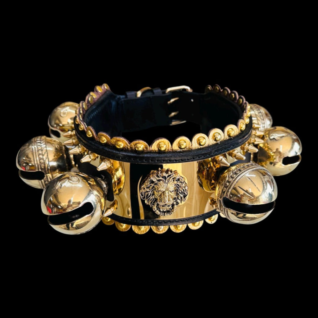 A&C Dog Collars el yapımı, aslan başlı ve pirinç çanlı, siyah manda derisi Kangal köpek tasması.