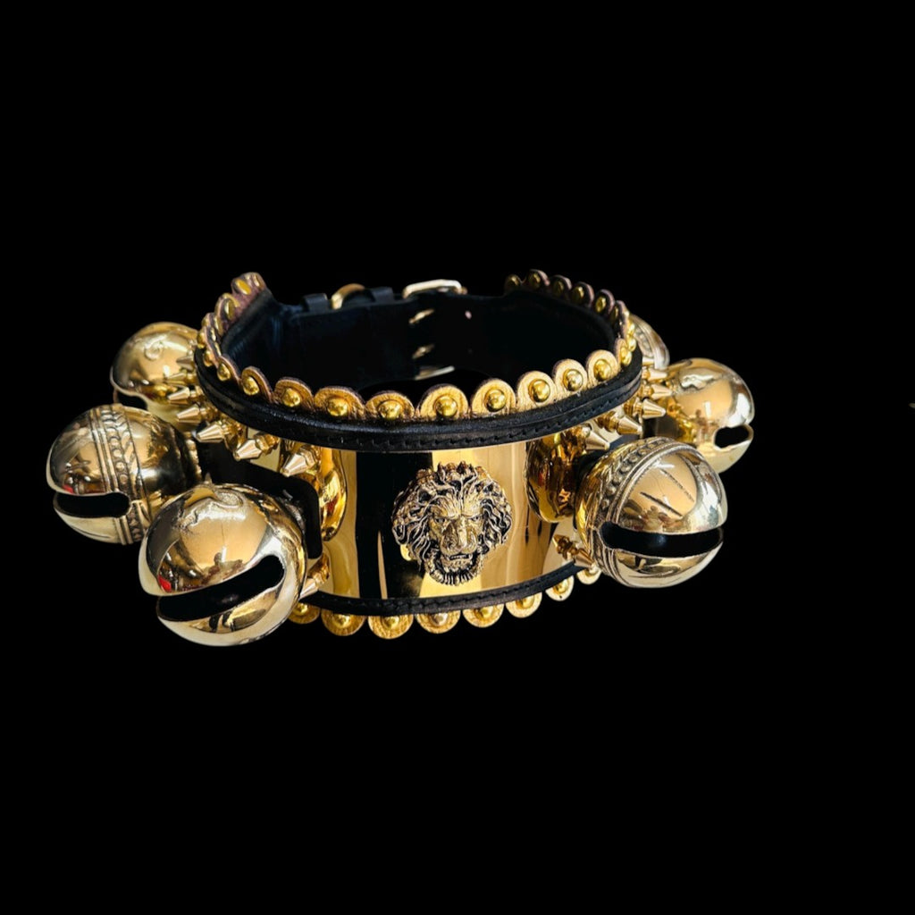 A&C Dog Collars el yapımı manda derisi Kangal köpek tasması, altın rengi aslan figürlü ve büyük pirinç çanlı tasarım.