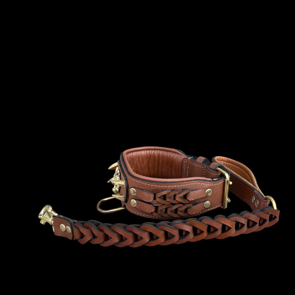 A&C Dog Collars marka büyük ırklar için el yapımı kahverengi örgülü deri köpek tasması ve kurt figürlü aksesuar.