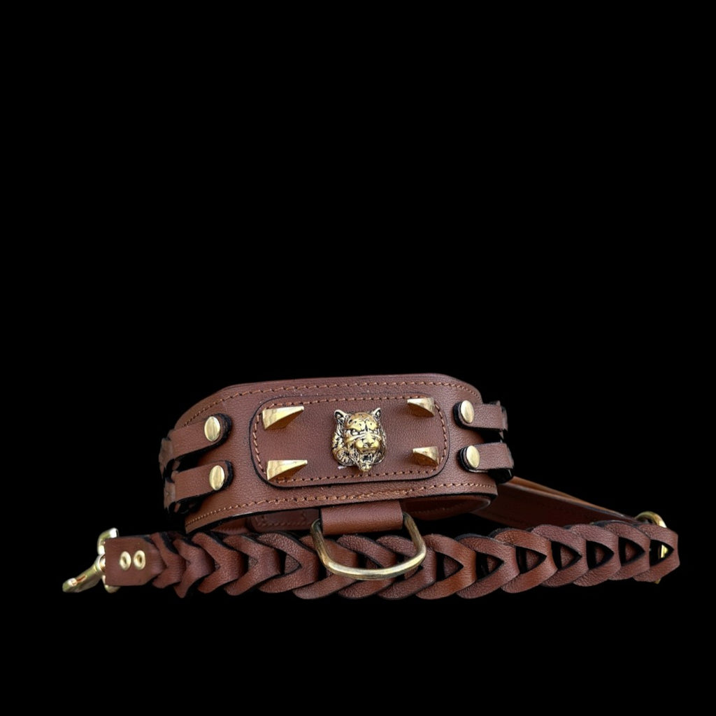 A&C Dog Collars marka, büyük ırklar için el yapımı, örgülü kahverengi deri köpek tasması ve kurt figürlü metal detay.
