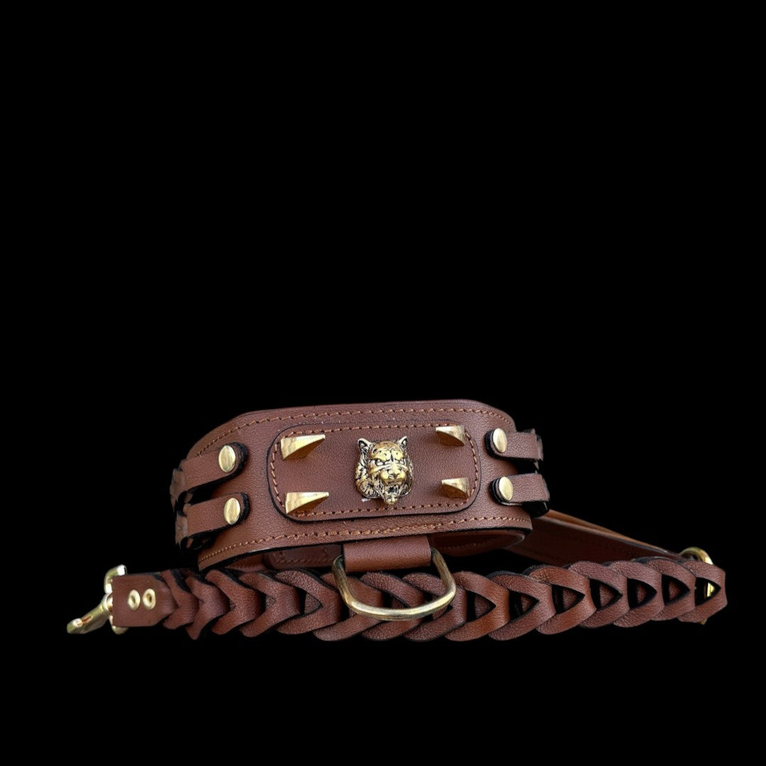 A&C Dog Collars marka, büyük ırklar için el yapımı, örgülü kahverengi deri köpek tasması ve kurt figürlü metal detay.