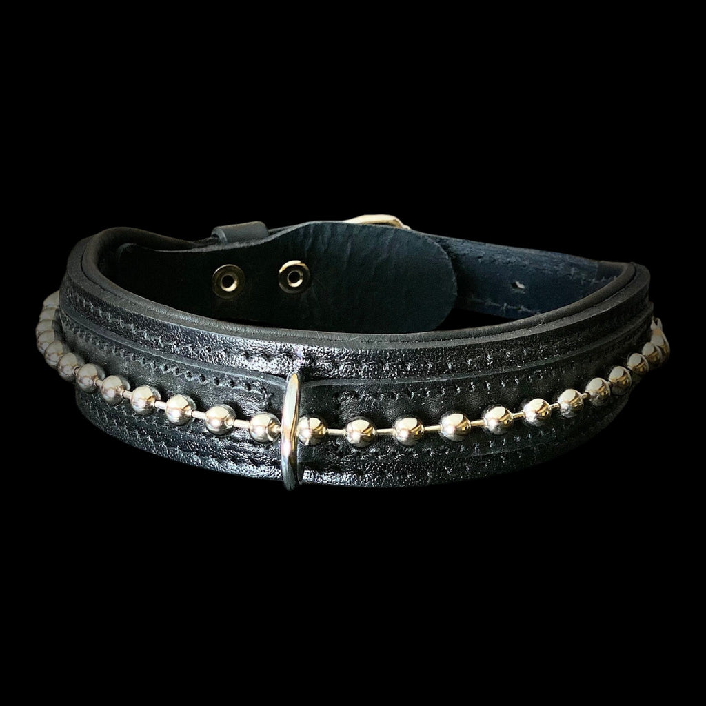 A&C Dog Collars marka pirinç boncuk detaylı, siyah manda derisi, dolgulu ve dayanıklı büyük ırk köpek tasması.