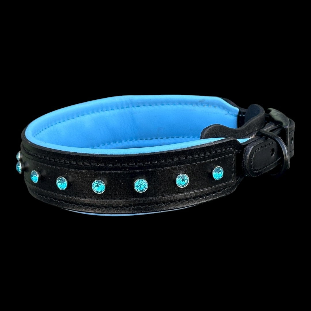 A&C Dog Collars marka, siyah manda derisi, gök mavisi kristal taşlı ve yumuşak astarlı geniş köpek tasması.