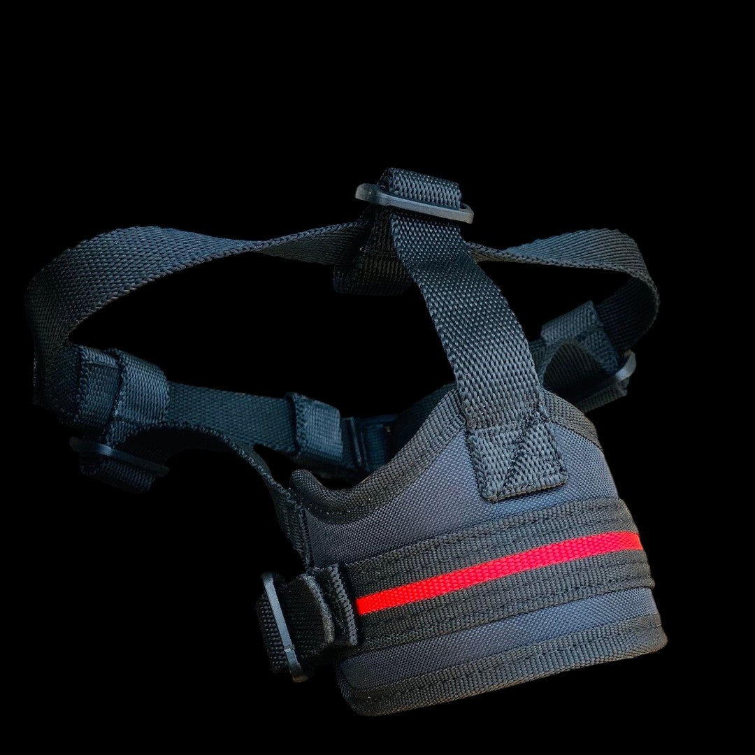 A&C Dog Collars marka siyah naylon köpek göğüs tasması, üzerinde kırmızı şerit detayı bulunan dayanıklı tasarım.