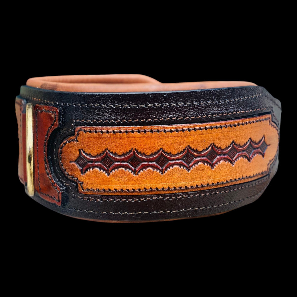 A&C Dog Collars marka el yapımı, kahverengi ve siyah tonlarında desenli hakiki manda derisi köpek tasması.