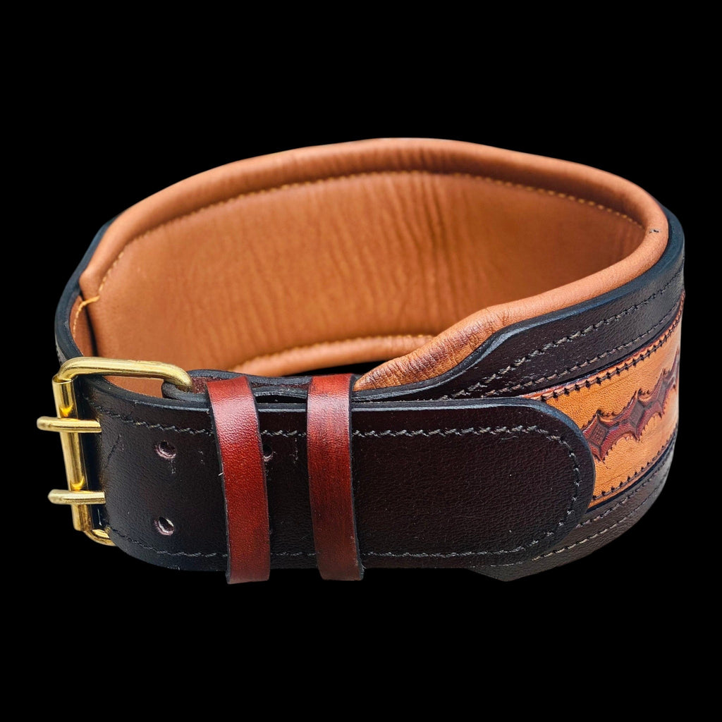 A&C Dog Collars el yapımı, kahverengi ve siyah detaylı, pirinç tokalı, dayanıklı manda derisi köpek tasması.