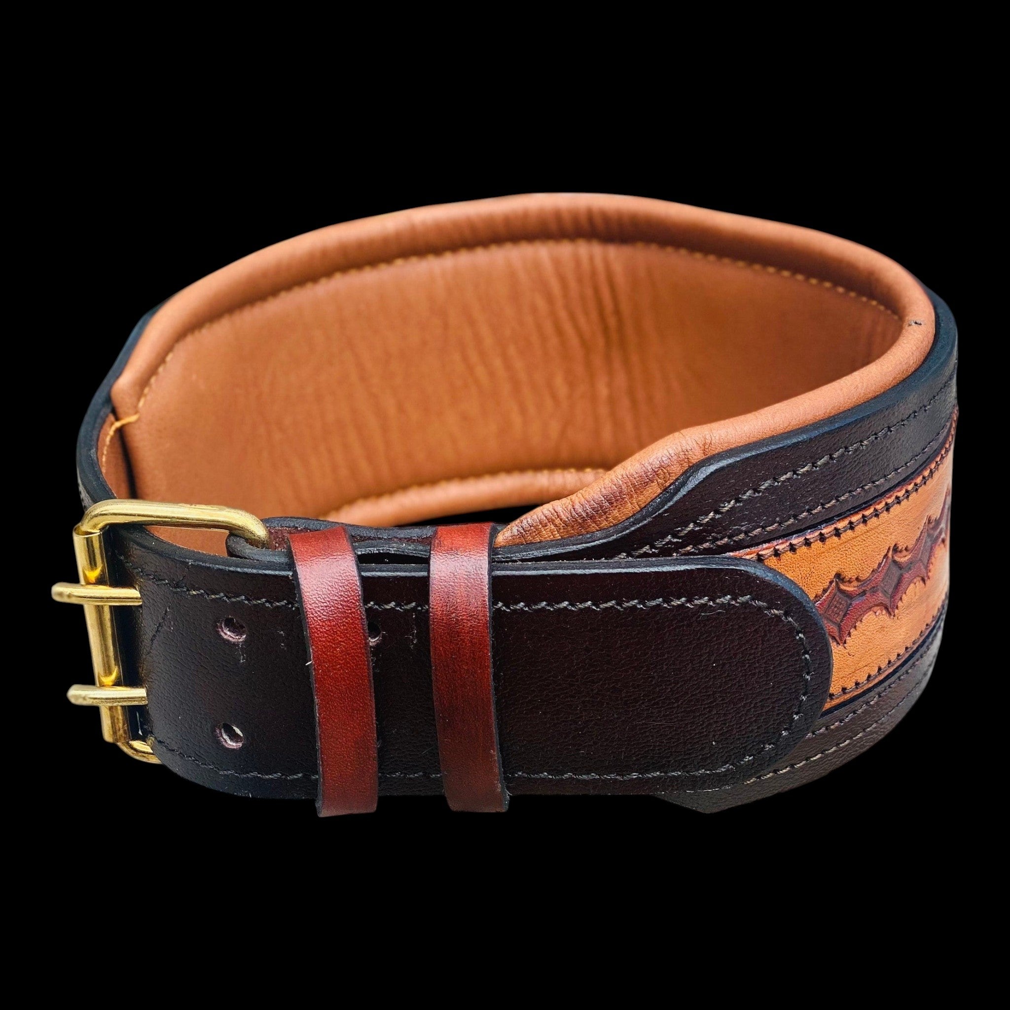 A&C Dog Collars el yapımı, kahverengi ve siyah detaylı, pirinç tokalı, dayanıklı manda derisi köpek tasması.