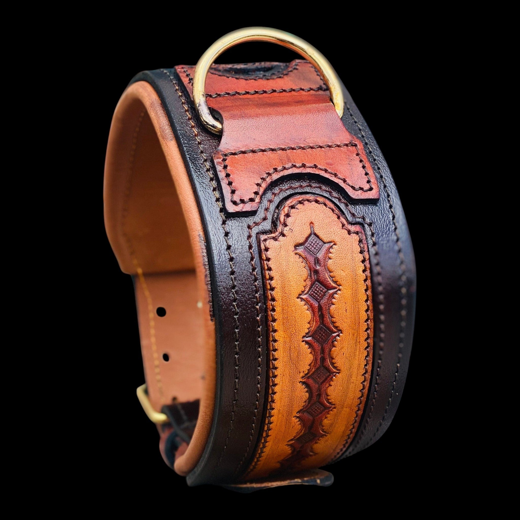 A&C Dog Collars el yapımı, kahverengi ve siyah tonlarında desenli, pirinç D-halkalı hakiki manda derisi köpek tasması.