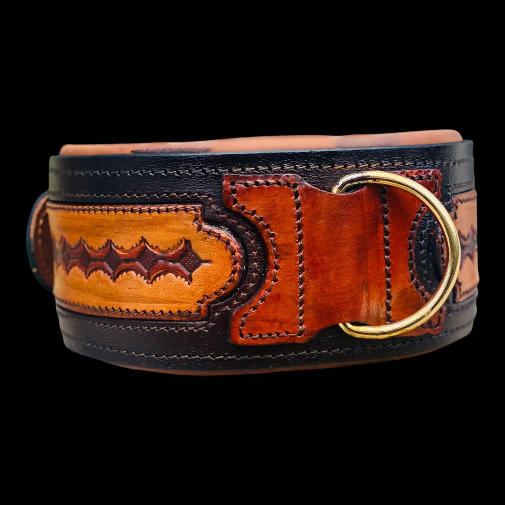 A&C Dog Collars el yapımı, siyah ve taba renkli, desenli hakiki manda derisi köpek tasması ve metal D-halkası.