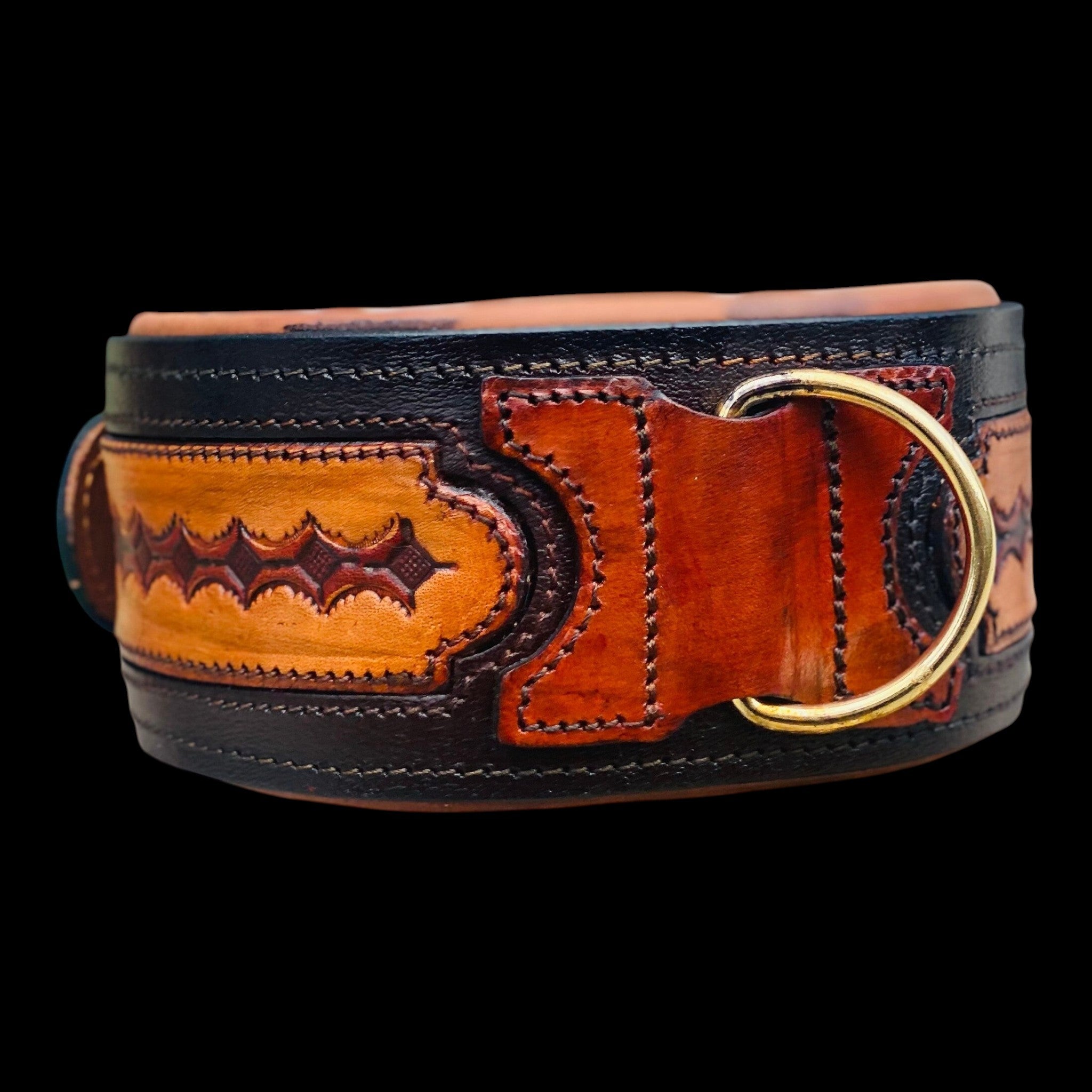 A&C Dog Collars el yapımı, siyah ve taba renkli, desenli hakiki manda derisi köpek tasması ve metal D-halkası.