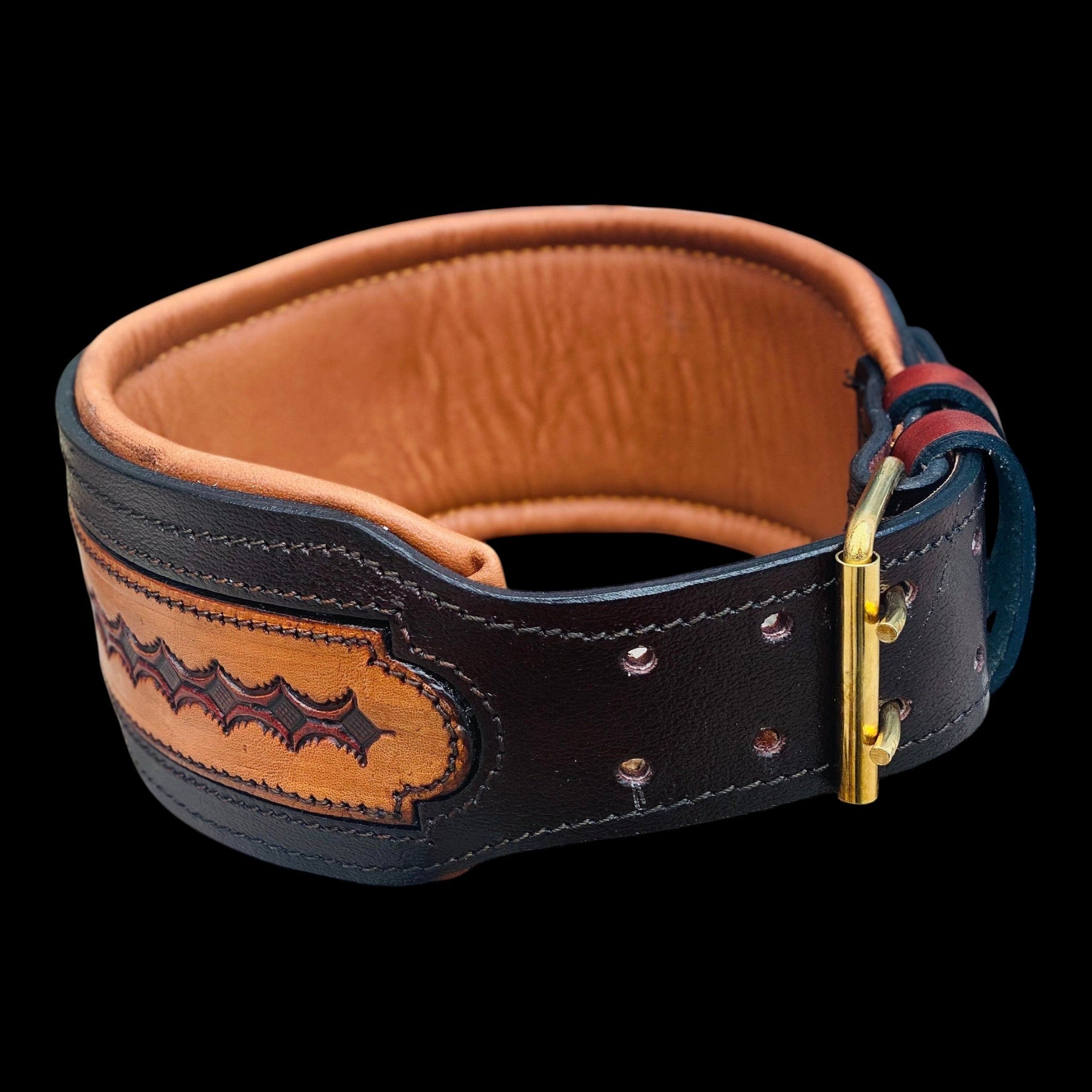 A&C Dog Collars marka el yapımı, kahverengi ve siyah manda derisinden üretilmiş, pirinç tokalı geniş köpek tasması.