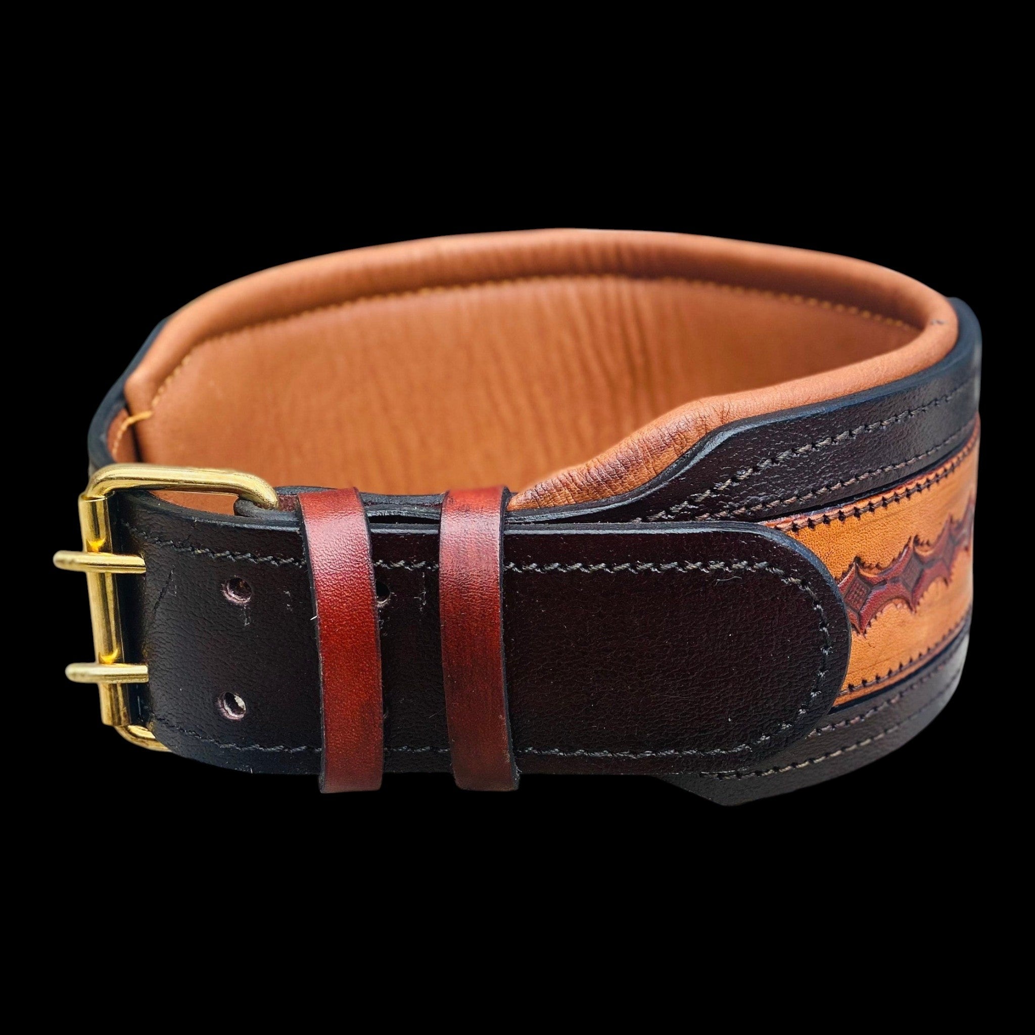 A&C Dog Collars el yapımı, kahverengi ve siyah tonlarında, pirinç tokalı, desenli hakiki manda derisi köpek tasması.