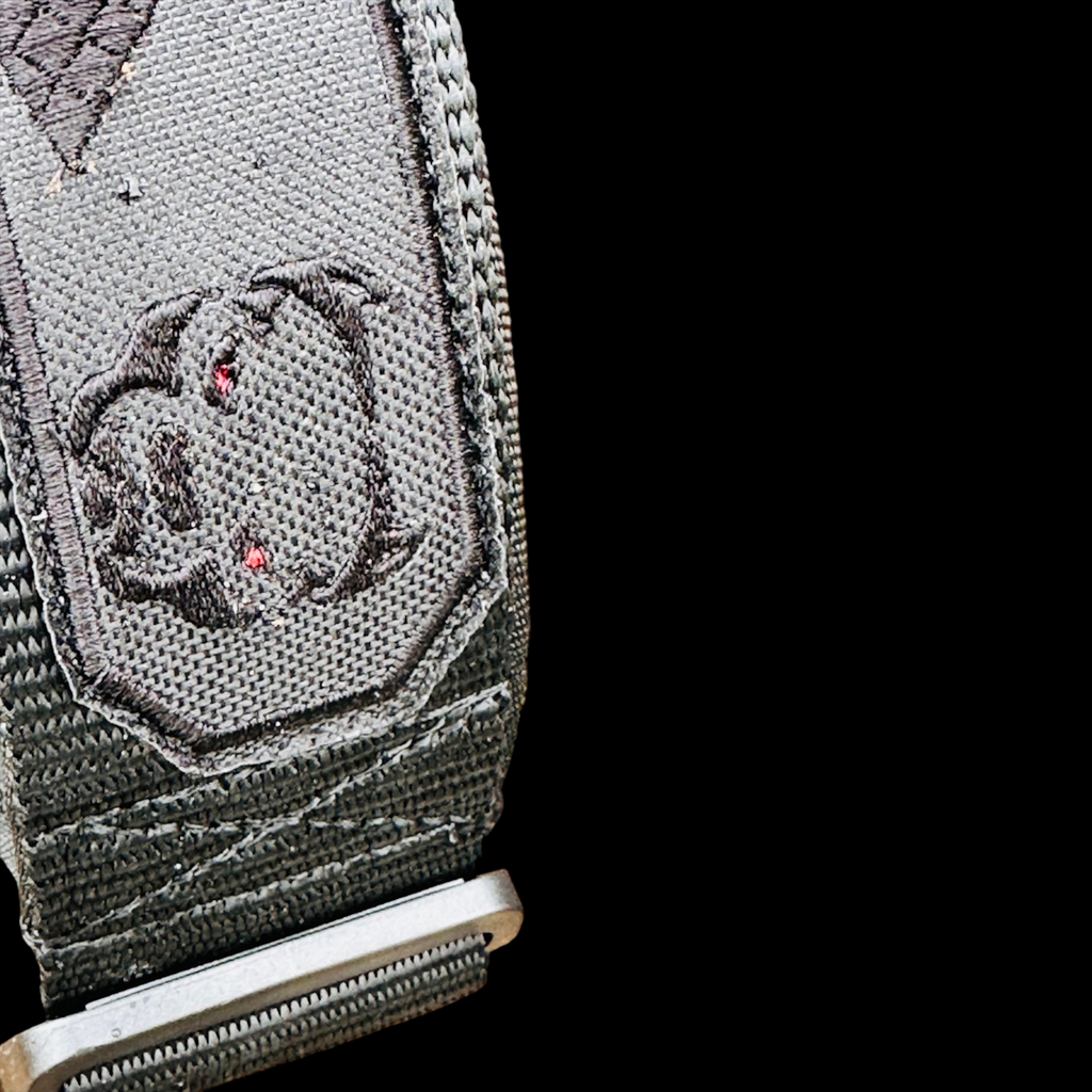 A&C Dog Collars marka gri naylon köpek tasması, üzerinde detaylı nakışlı figür ve metal toka detayı ile.
