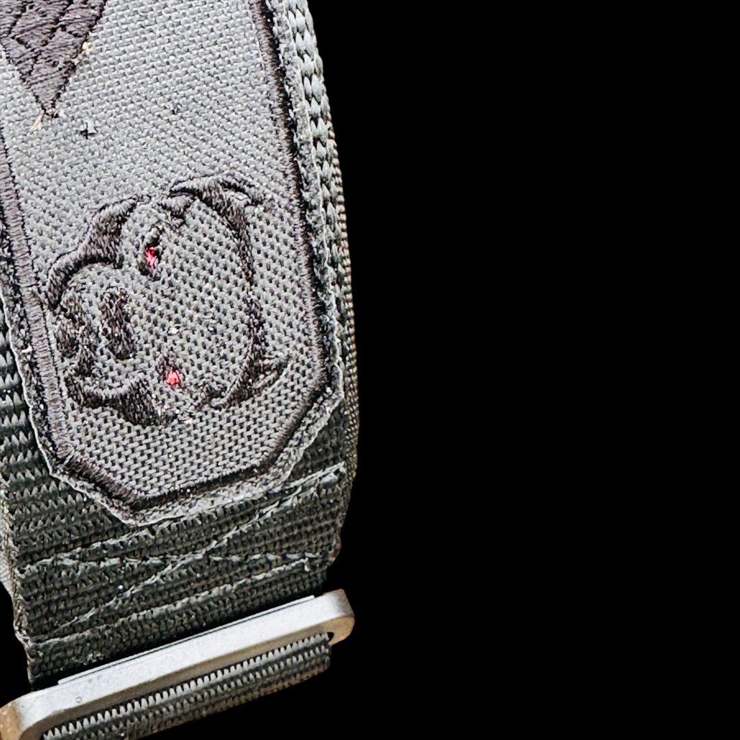 A&C Dog Collars marka gri naylon köpek tasması, üzerinde detaylı nakışlı figür ve metal toka detayı ile.