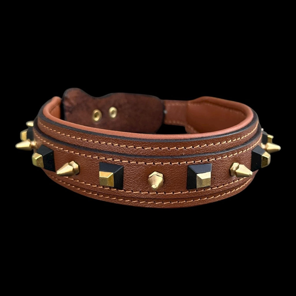 A&C Dog Collars kahverengi manda derisi köpek tasması, altın rengi sivri uçlu ve siyah geometrik çivili detaylı