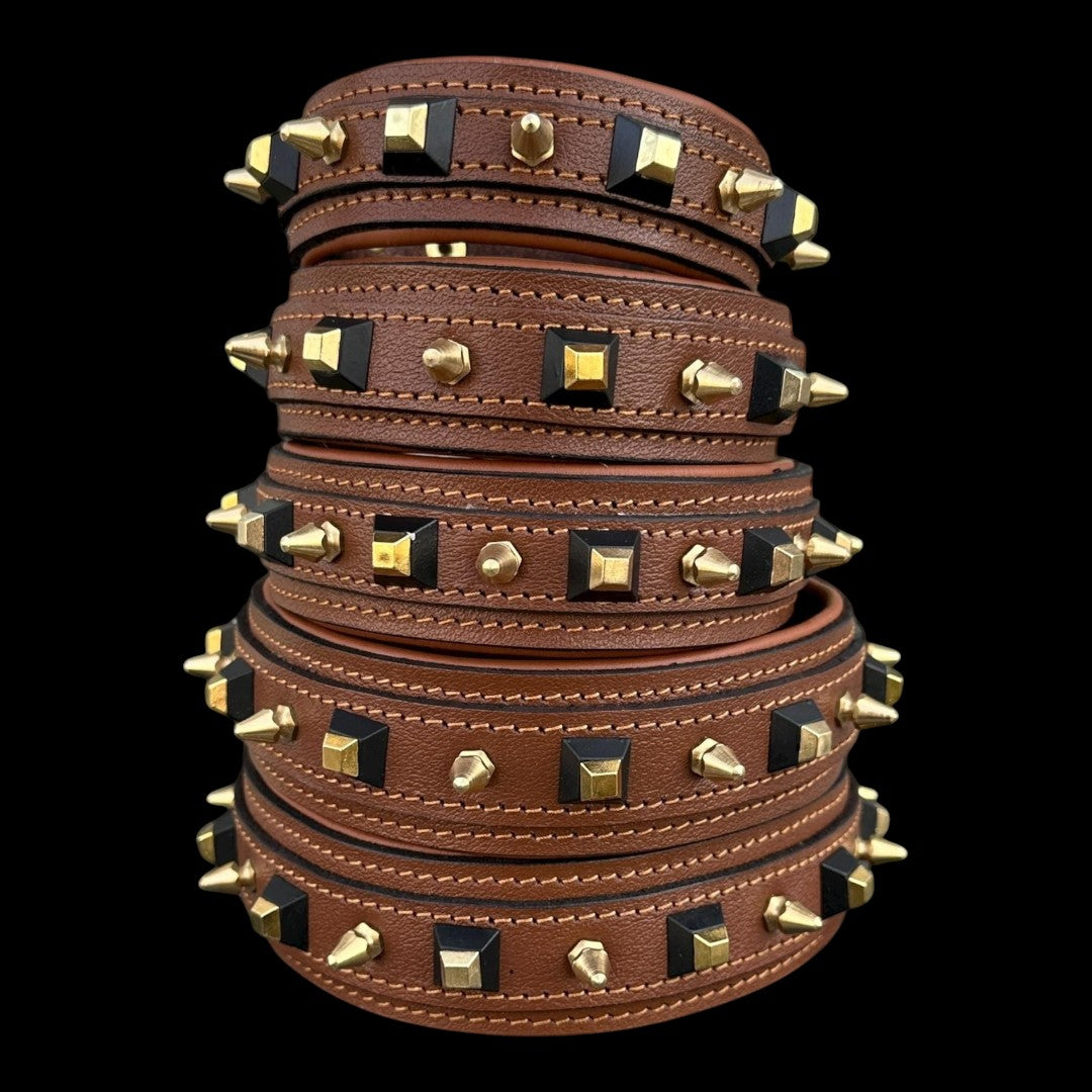 A&C Dog Collars el yapımı kahverengi manda derisi köpek tasması, altın sivri uçlu ve siyah geometrik çivili detaylı