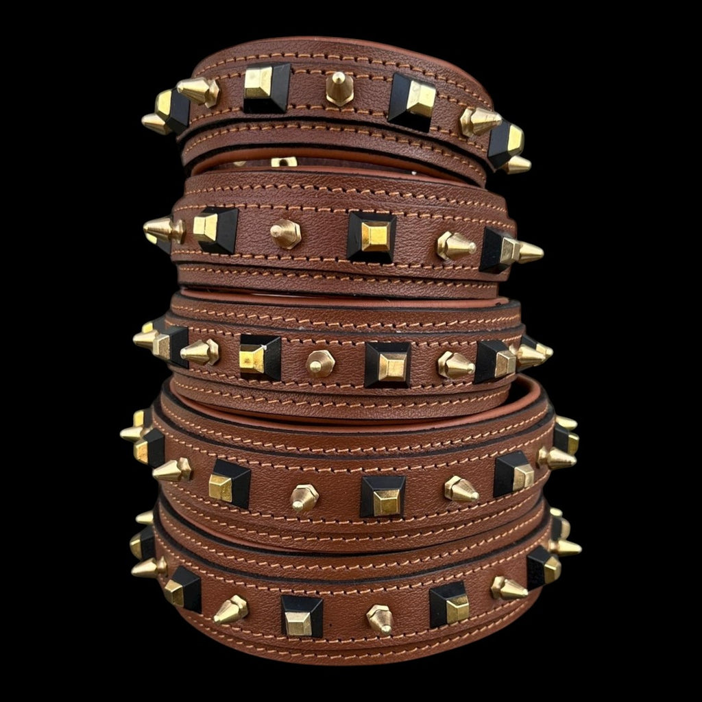 A&C Dog Collars marka, altın çivili ve siyah geometrik detaylı, el yapımı kahverengi deri köpek tasması.