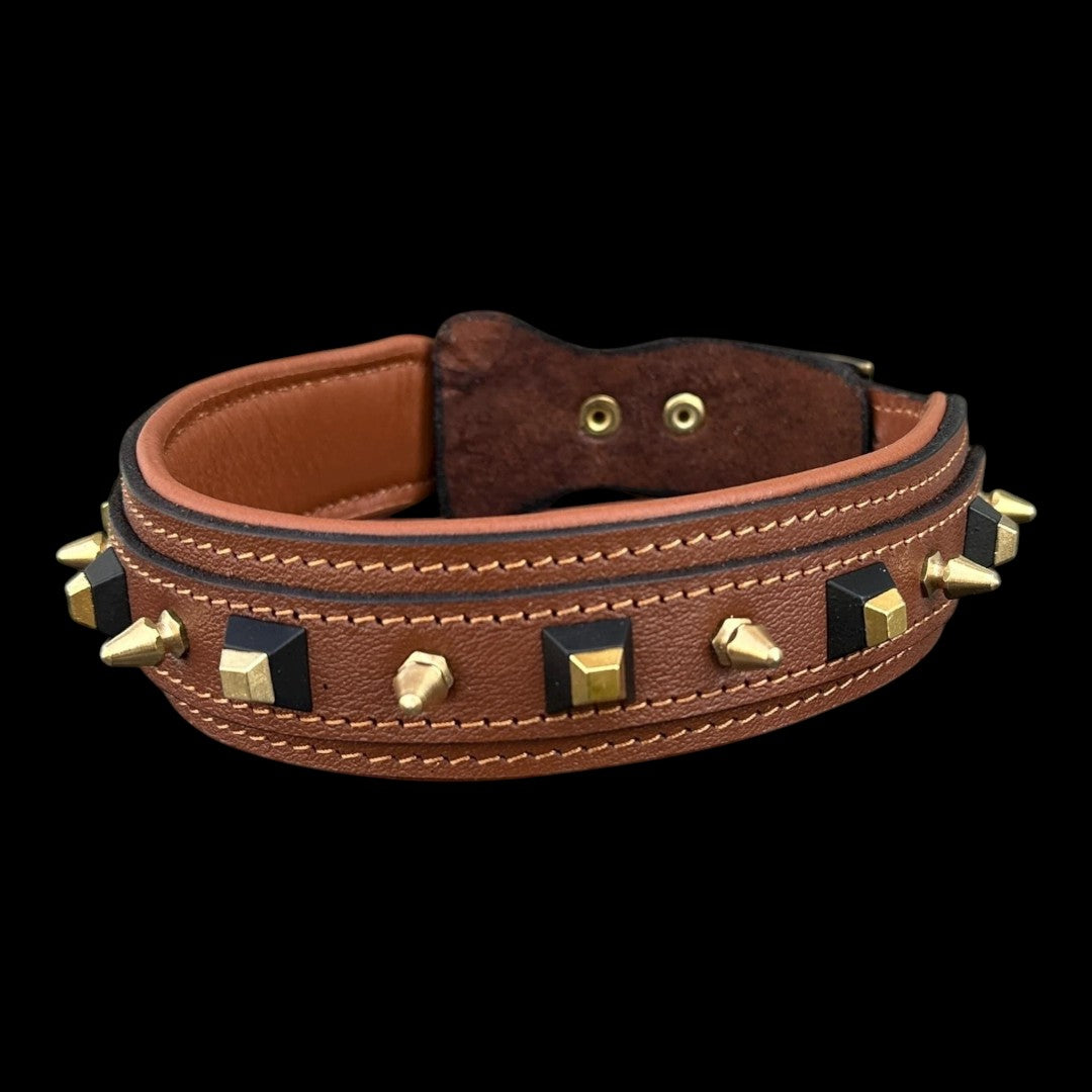 A&C Dog Collars marka, altın çivili ve siyah geometrik desenli, kahverengi manda derisi el yapımı köpek tasması.