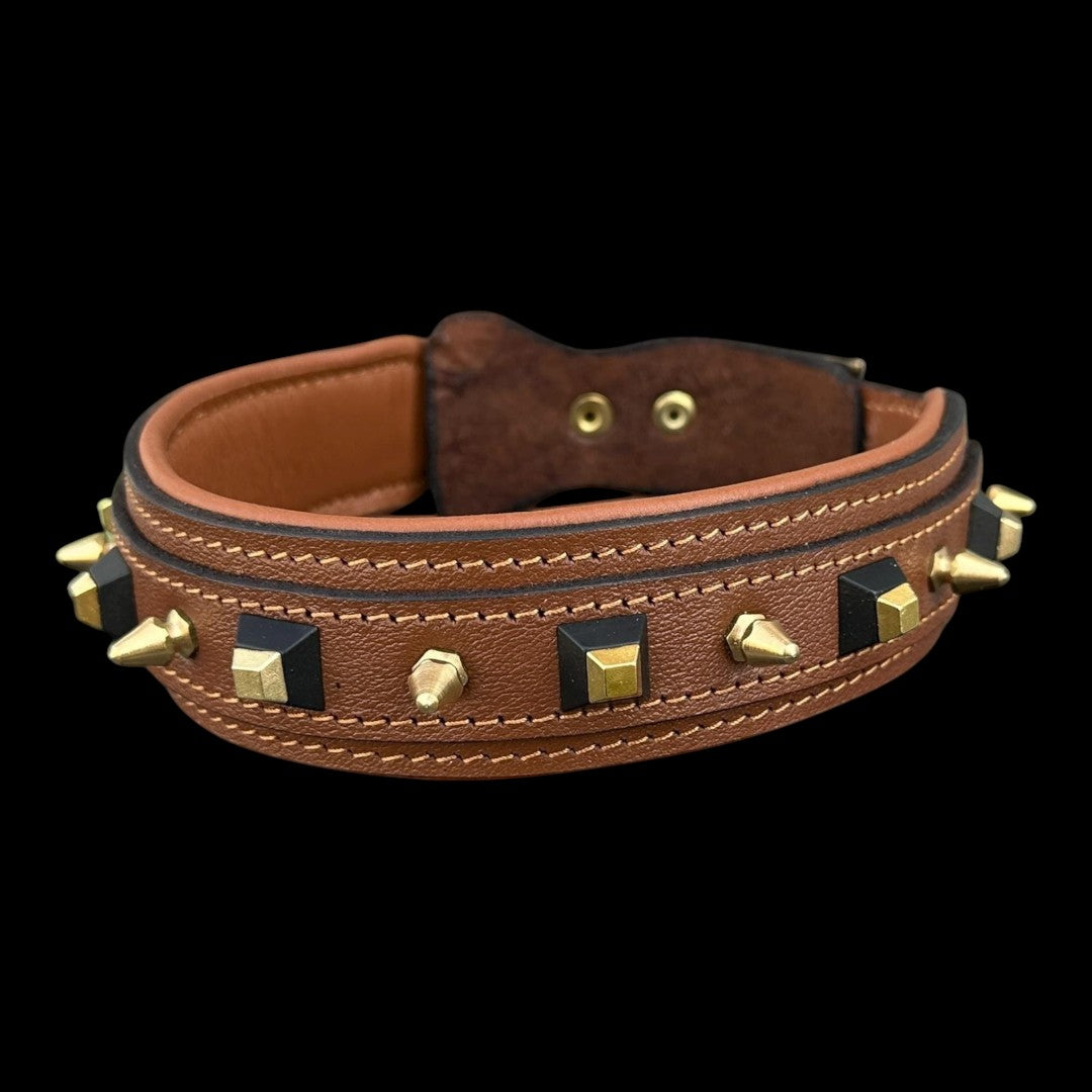 A&C Dog Collars marka, altın çivili ve siyah geometrik detaylı, el yapımı kahverengi manda derisi köpek tasması.
