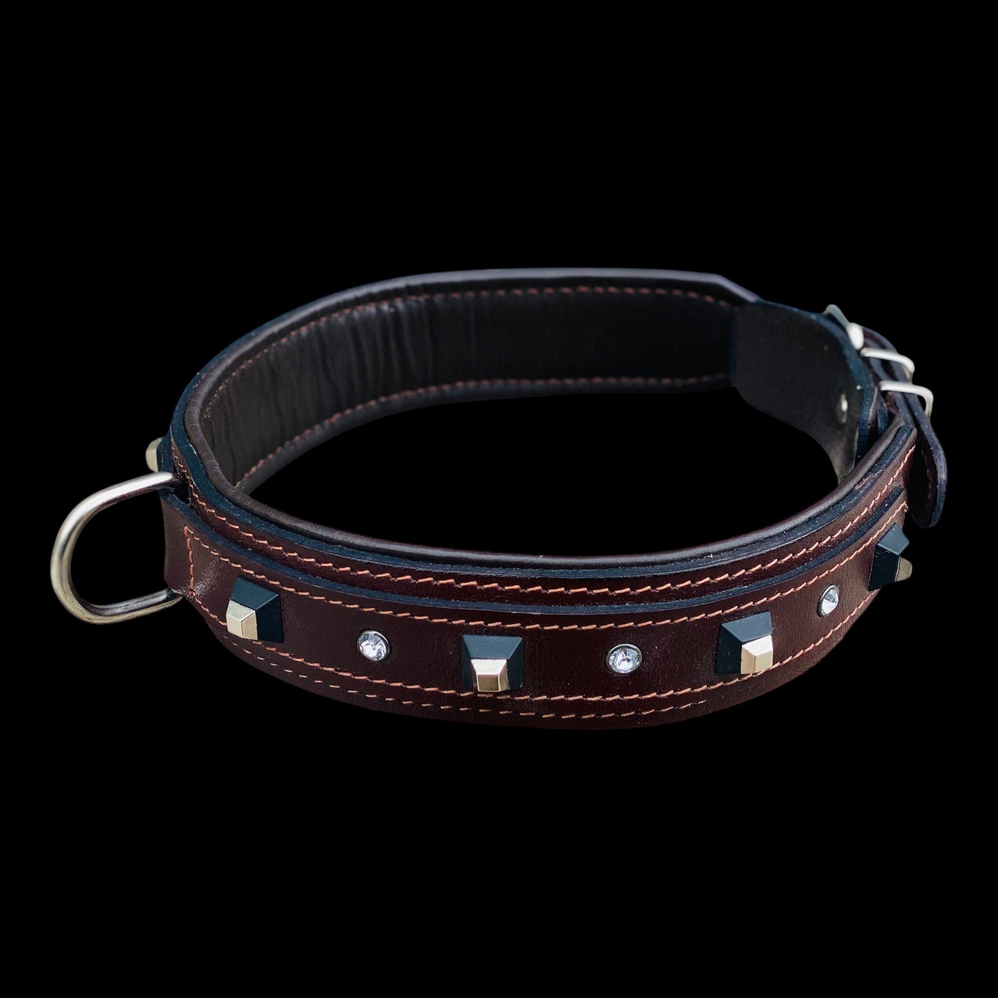 A&C Dog Collars marka, siyah küp çivili ve kristal taşlı, koyu kahverengi manda derisi dolgulu köpek tasması.