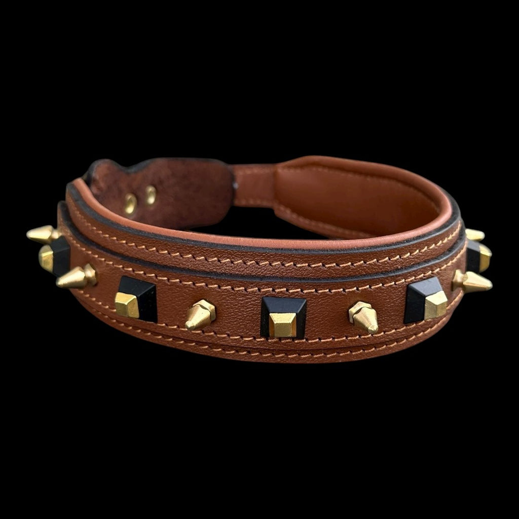 A&C Dog Collars el yapımı kahverengi manda derisi köpek tasması, altın sivri uçlu ve siyah geometrik çivili detaylı.
