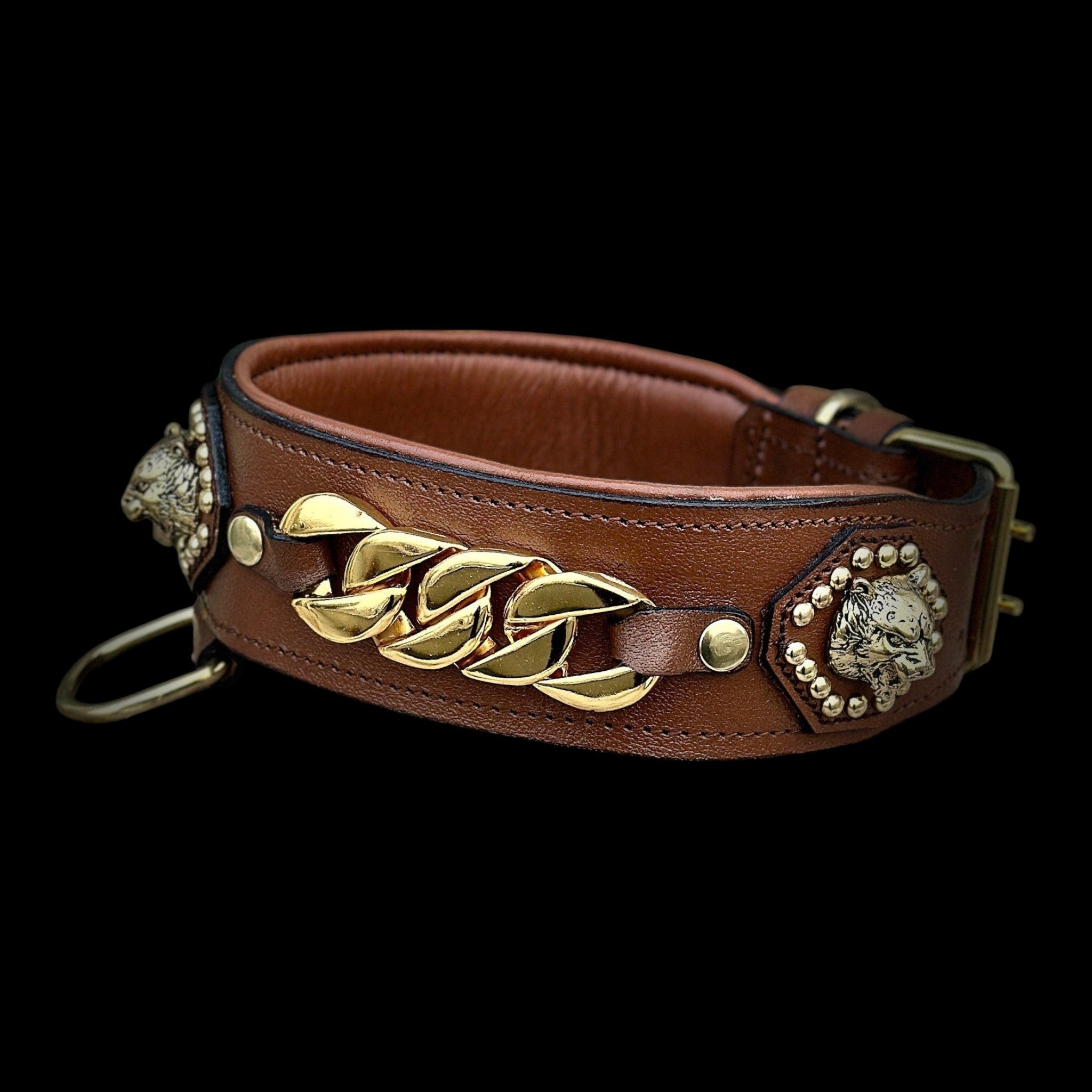 A&C Dog Collars el yapımı kahverengi deri köpek tasması, altın rengi zincir detaylı ve aslan figürlü metal aksesuarlı