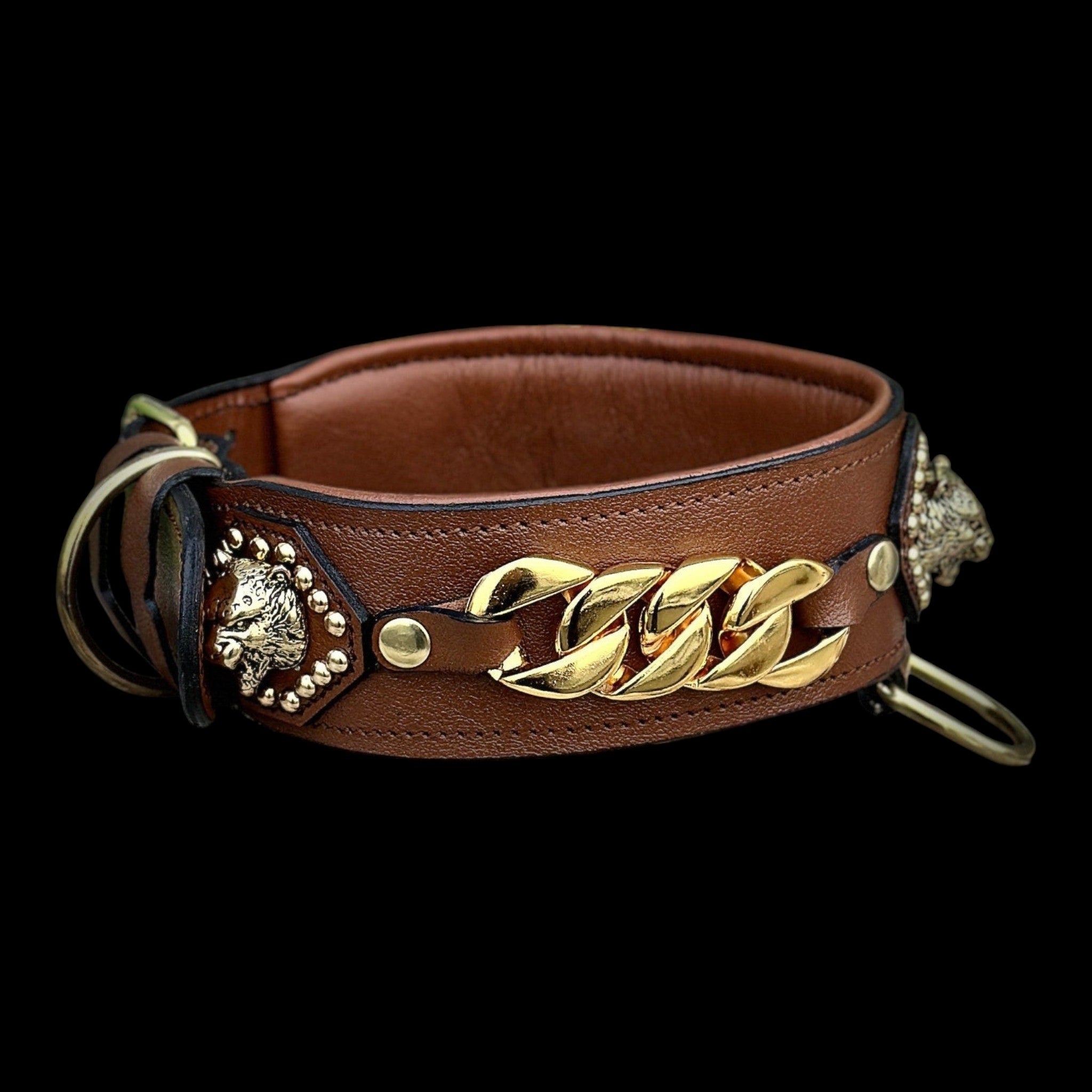 A&C Dog Collars el yapımı kahverengi deri köpek tasması, altın rengi zincir detaylı ve aslan figürlü metal aksesuarlı