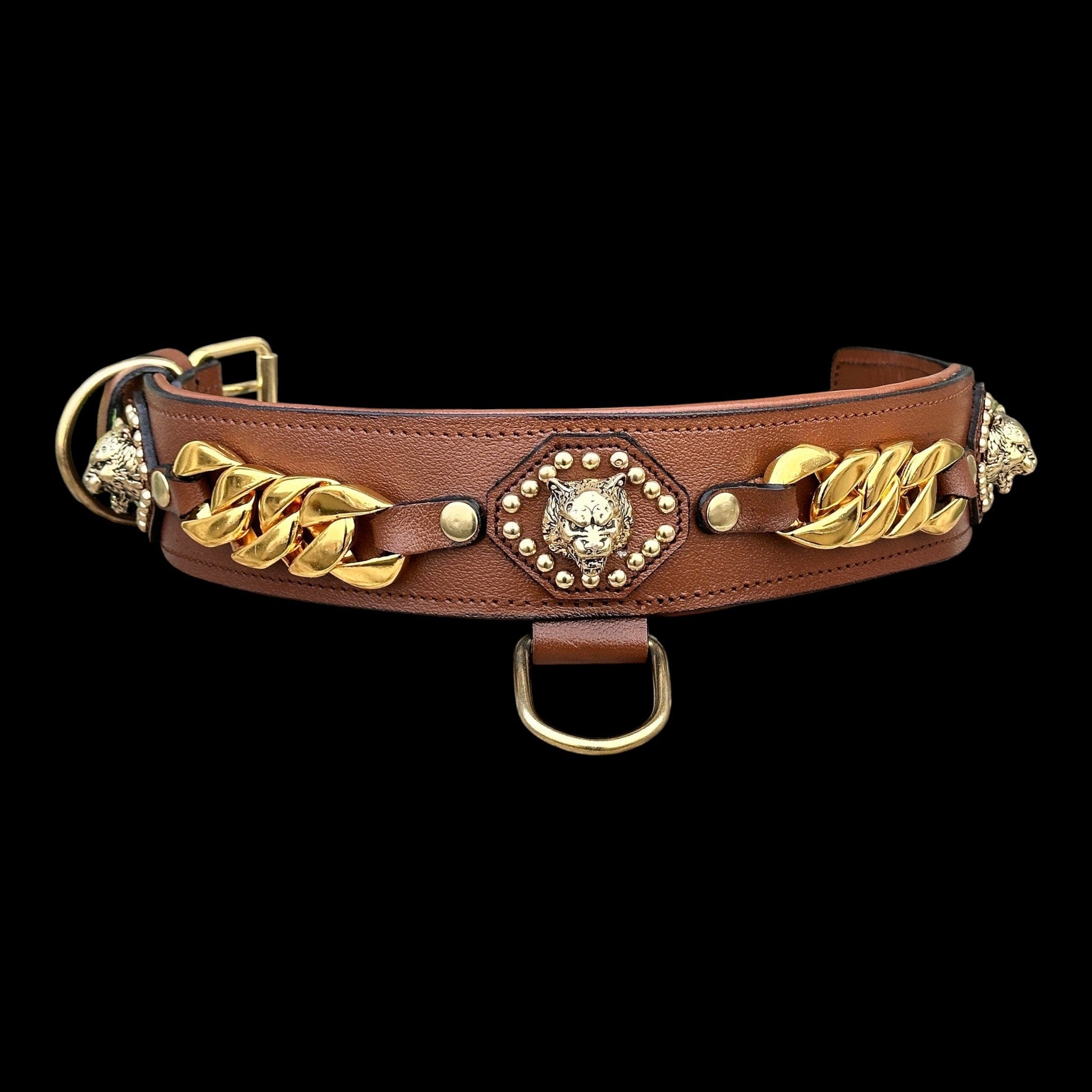 A&C Dog Collars el yapımı kahverengi manda derisi köpek tasması, altın rengi zincir detaylı ve aslan figürlü metal süslemeli
