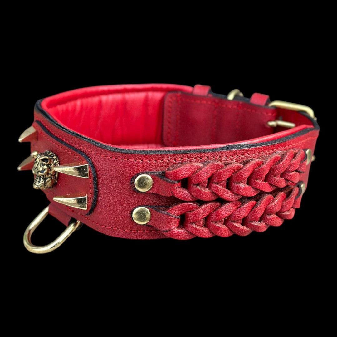 A&C Dog Collars el yapımı kırmızı buffalo derisi köpek tasması, örgülü detaylı ve metal aslan figürlü süslemeli