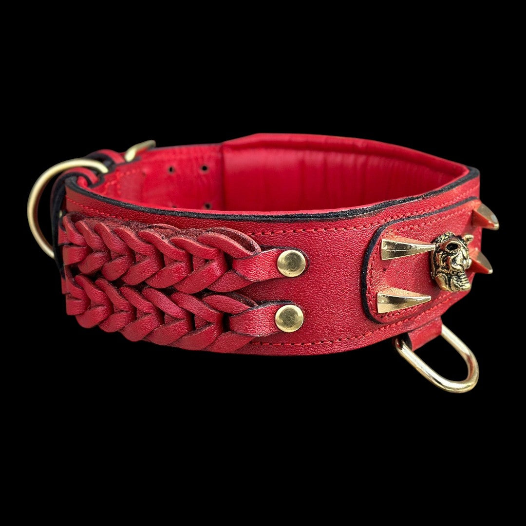 A&C Dog Collars marka, el yapımı kırmızı buffalo derisi, örgülü detaylı ve metal kuru kafa süslemeli köpek tasması.