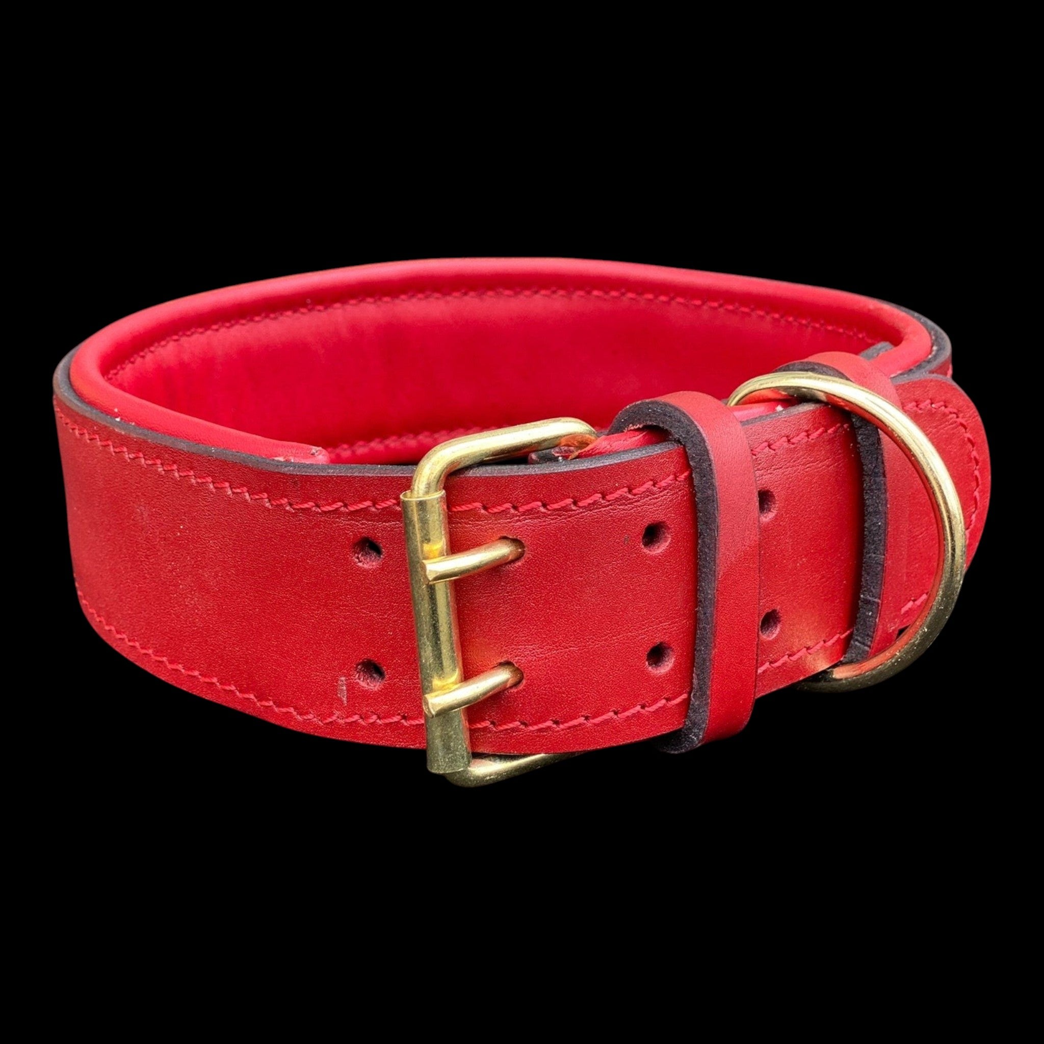 A&C Dog Collars marka, pirinç donanımlı, geniş, kırmızı manda derisi el yapımı köpek tasması.