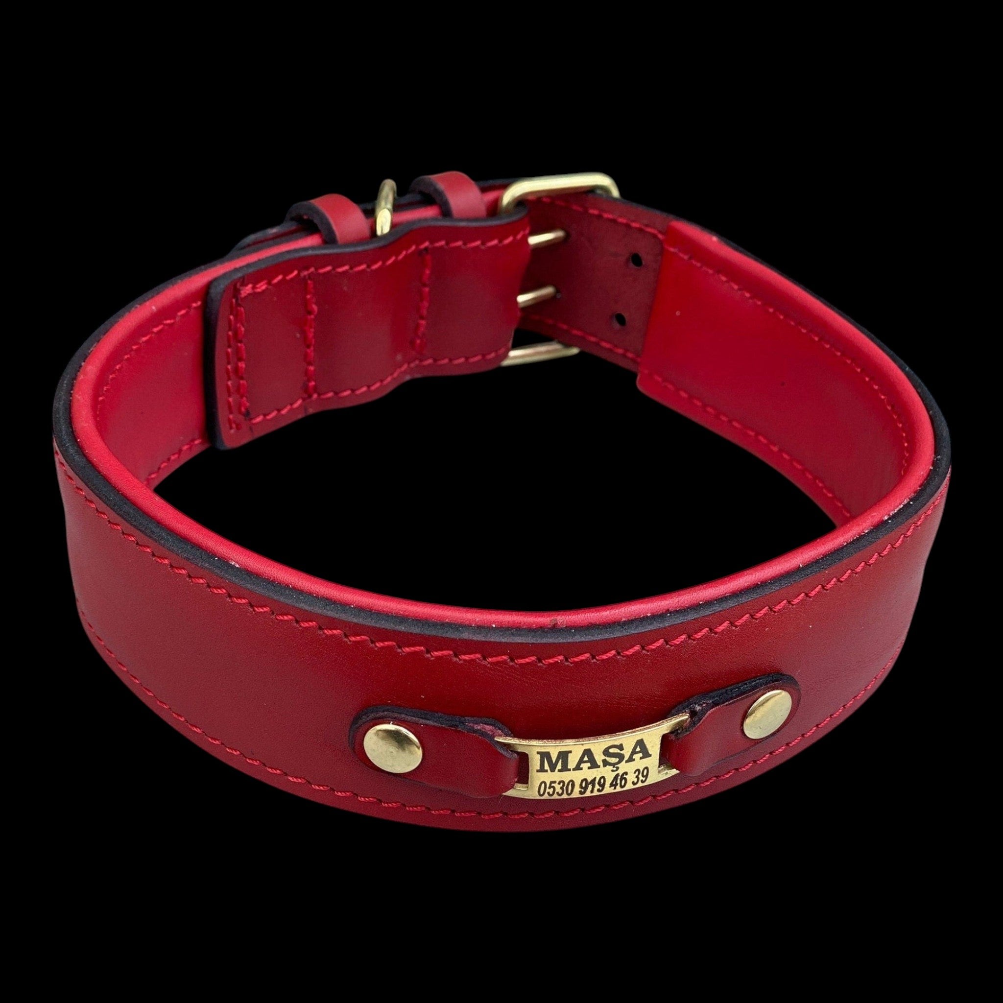 A&C Dog Collars marka, pirinç isimlikli, kırmızı manda derisi, geniş ve dolgulu el yapımı köpek tasması.