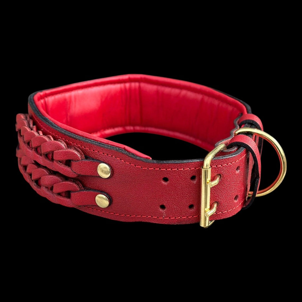 A&C Dog Collars marka, el yapımı, örgülü detaylara sahip kırmızı gerçek manda derisi köpek tasması.