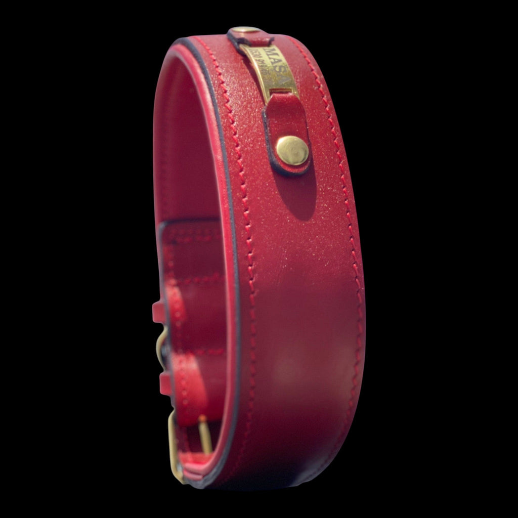 A&C Dog Collars marka, pirinç isimlikli, geniş, kırmızı manda derisi el yapımı köpek tasması.