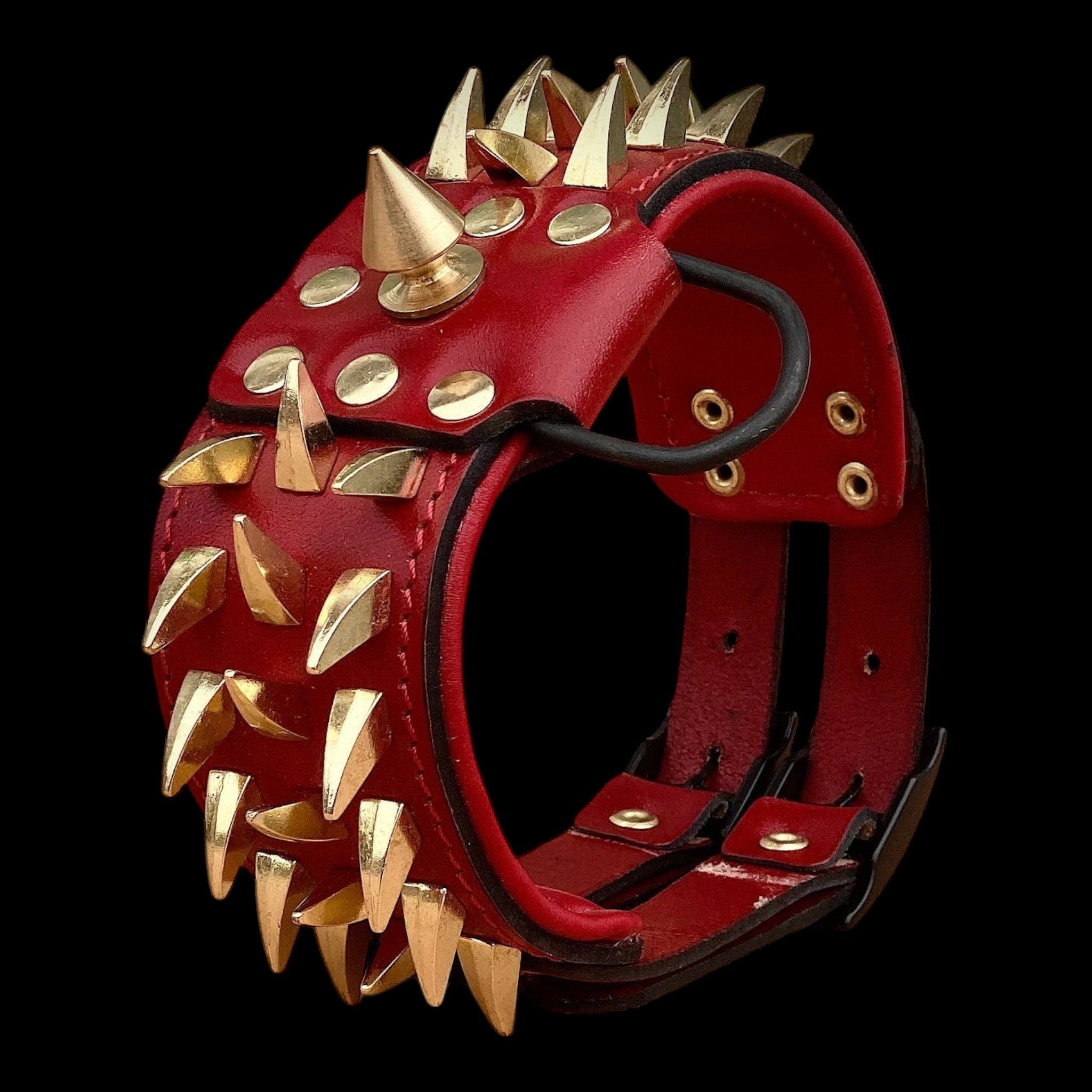 A&C Dog Collars büyük ırklar için altın dikenli, kırmızı manda derisinden geniş ve dolgulu köpek tasması.