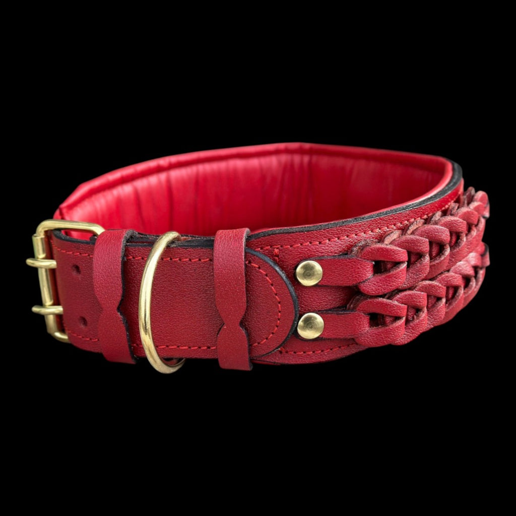 A&C Dog Collars el yapımı, örgülü detaylı, pirinç tokalı kırmızı manda derisi köpek tasması