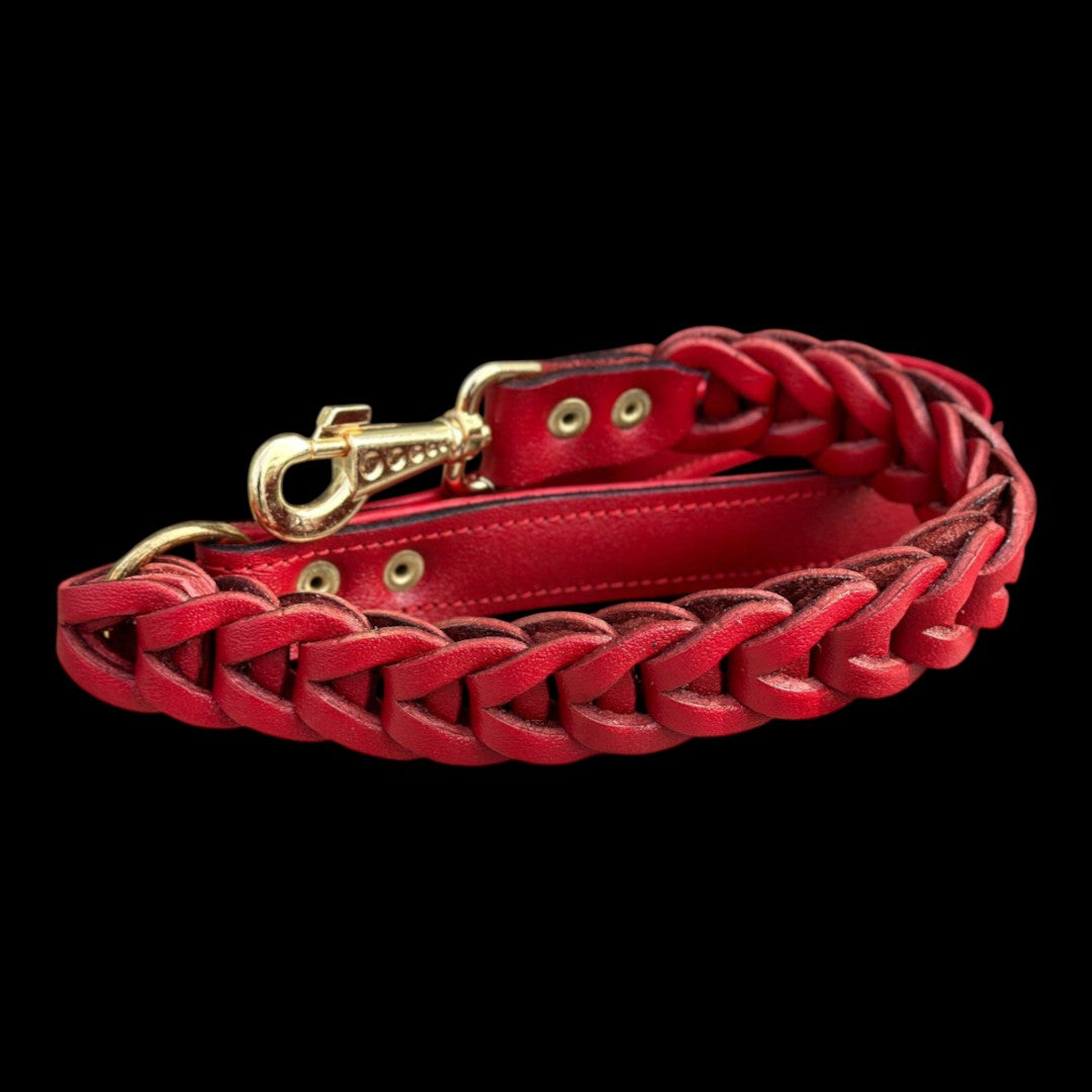 A&C Dog Collars marka el yapımı, kırmızı örgülü manda derisi köpek tasması, altın rengi metal aksesuarlı.
