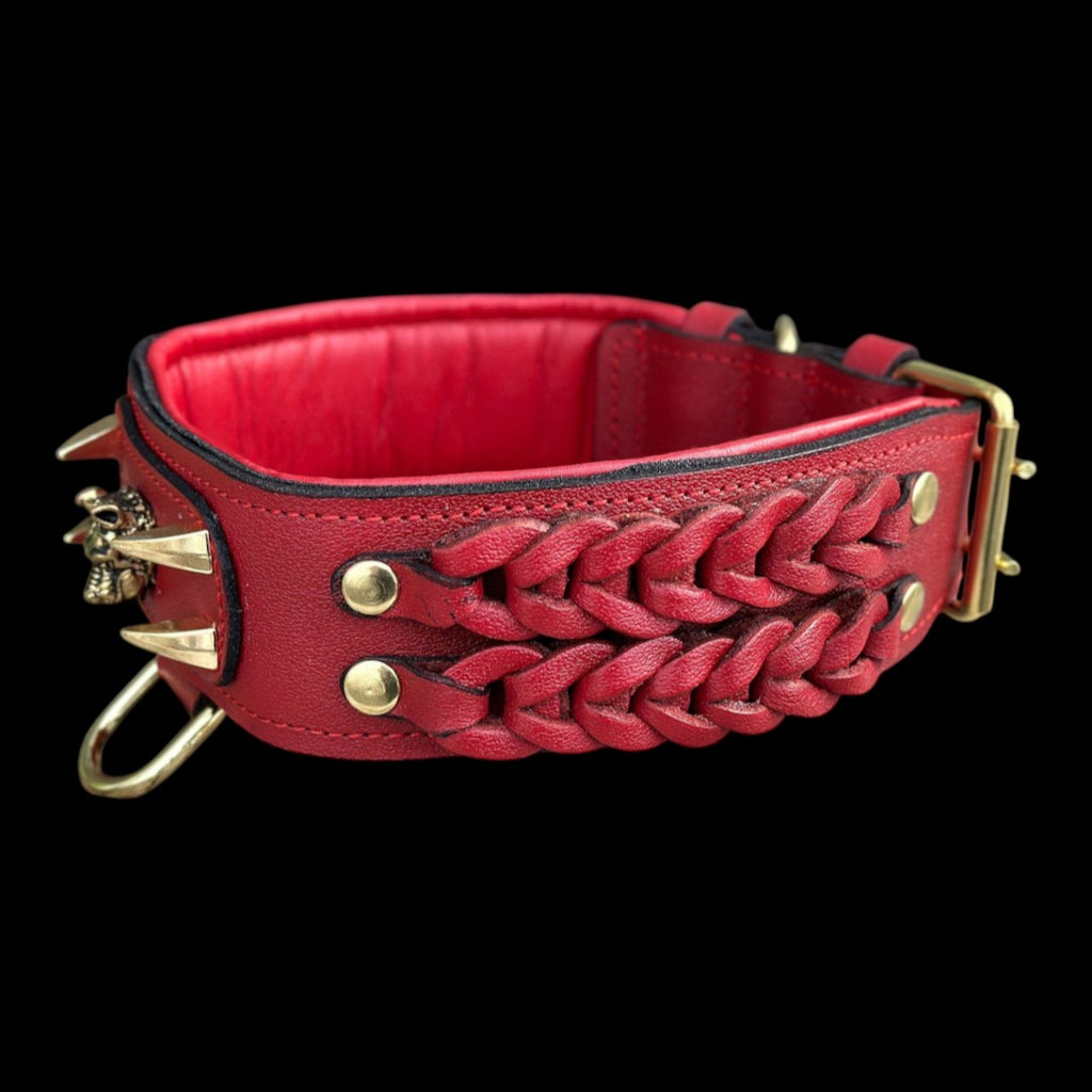 A&C Dog Collars marka el yapımı kırmızı deri köpek tasması, örgülü detaylı ve metal çivili süslemeli.