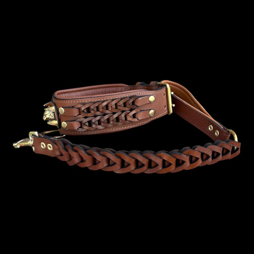A&C Dog Collars el yapımı kahverengi örgülü deri köpek tasması, üzerinde kurt amblemi ve çelik tokalarla büyük ırklar için.