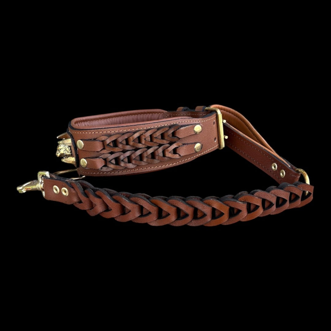 A&C Dog Collars el yapımı kahverengi örgülü deri köpek tasması, üzerinde kurt amblemi ve çelik tokalarla büyük ırklar için.