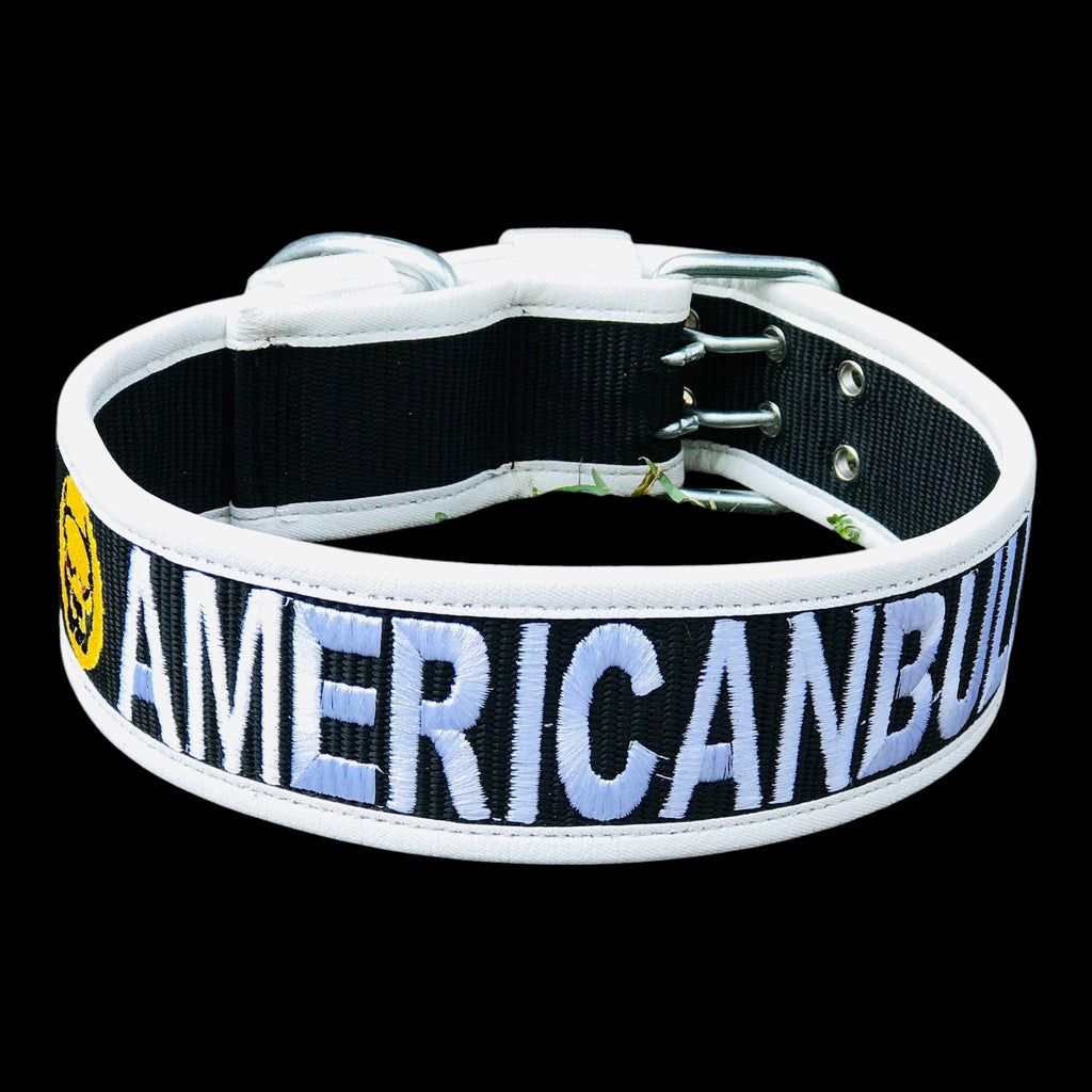 A&C Dog Collars marka siyah ve beyaz renkli, üzerinde AMERICANBULLY yazısı bulunan dayanıklı naylon köpek tasması.